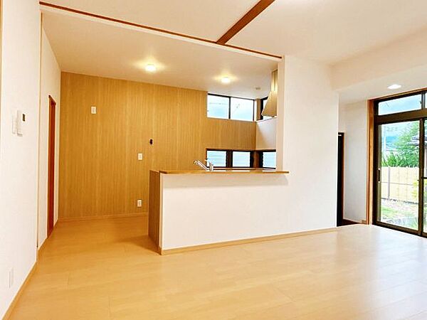 【リフォーム済】LDKは壁・天井のクロス張替え、床のフローリング重ね張りを行いました。キッチンはカウンターキッチンにリフォームしております。