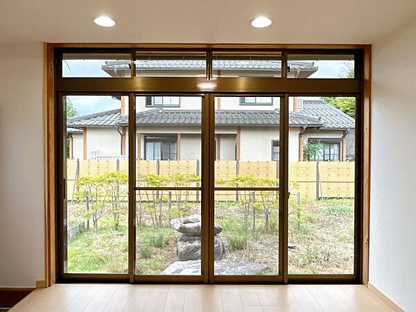 【リフォーム済】リビングの掃き出し窓からは、お庭を眺めることが出来ます。四季折々のお花を育てて趣味のお庭を楽しむ、なんて老後も素敵ですよね。
