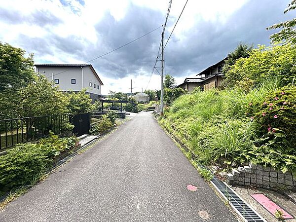 【外観】前面道路です。車通りが少ないため、駐車が苦手な方でも安心ですね。