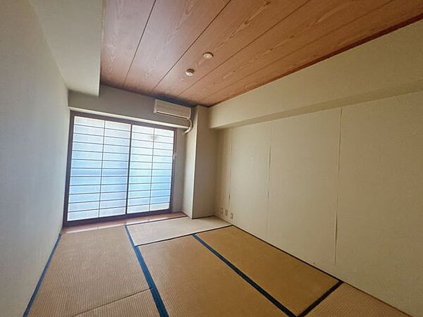 【リフォーム中(9月13日撮影)】6帖和室別角度です。壁と天井のクロスの張替を行います。入口の建具も新品交換を行います。