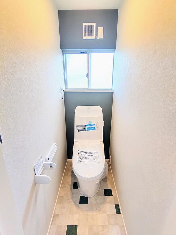 【リフォーム済写真】トイレはリクシル社製の新品の便器に交換しました。床はお手入れが簡単なクッションフロアに張替えました。