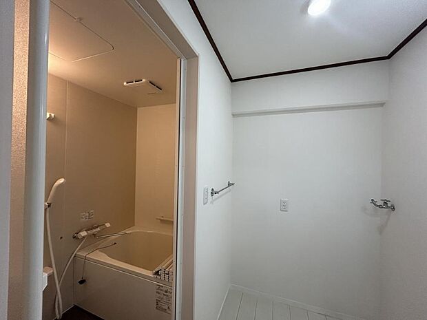 【リフォーム後写真】4/12撮影 浴室はハウステック製の新品のユニットバスに交換しました。浴槽には滑り止めの凹凸があり、床は濡れた状態でも滑りにくい加工がされている安心設計です。