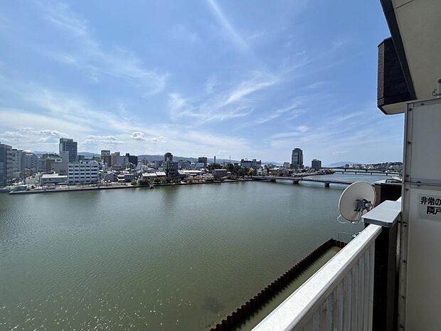 【リフォーム前写真】4/12撮影　ベランダ正面からの眺望です。大橋川越しに橋北の街並みが見えます。大橋川には鴨が泳いでいることもありのどかでゆったりとした気持ちになれます。