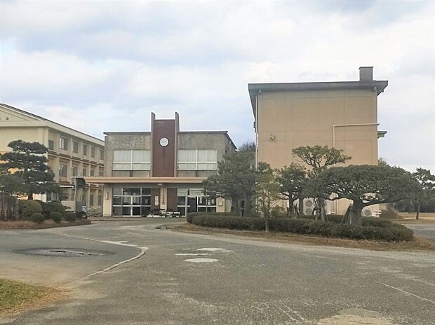 加茂中学校まで350ｍ（徒歩5分）　徒歩圏内なので部活などで遅くなる日も安心ですね。