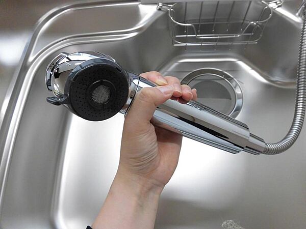 【同仕様写真】新品キッチンの水栓金具はオールインワン浄水栓を設置しました。水栓本体にスリムに内蔵された高性能カートリッジは、セラミックフィルターを含む5層構造でおいしい水をつくります。