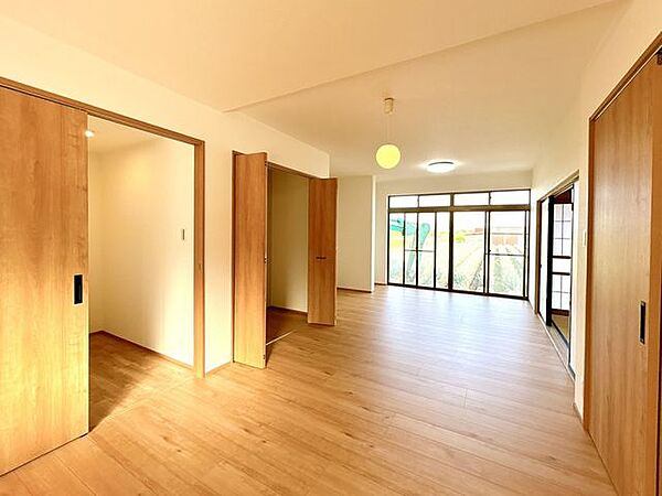 【リフォーム済】リビングです。隣の和室とつなげて14.5帖のLDKに変更致しました。