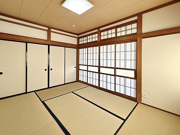 【リフォーム済】1階和室です。畳表替え、クロス張替え、照明交換を行いました。