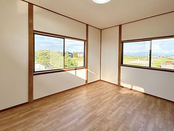 【リフォーム済】2階洋室です。和室から洋室に変更し、クッションフロア張替え、クロス張替え、照明交換を行いました。