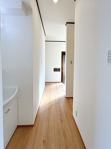 【リフォーム済】1階廊下です。クロス張替えとフローリング重ね張りを行い、明るい空間になりました。