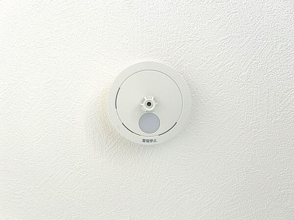 【リフォーム済】すべてのお部屋に火災報知機を設置しました。キッチンには熱式、その他のお部屋は煙式を設置しています。聞こえやすい警報音と音声で、緊急事態を素早く知らせてくれます。