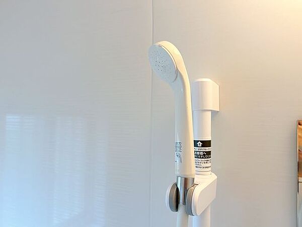 【リフォーム済】新品交換したユニットバスのシャワーヘッドです。従来製品よりさらに節水を実現。シャワーの勢いはそのままに、省エネに大きく貢献しています。