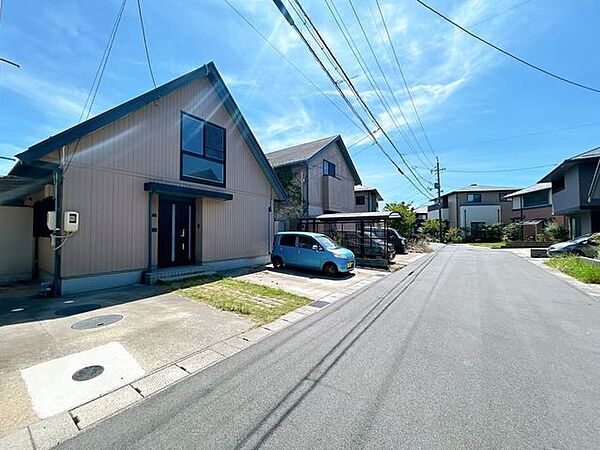 【前面道路】前面道路を含む外観写真です。前面道路は約6ｍで交通量も少ないので、駐車も楽々です。