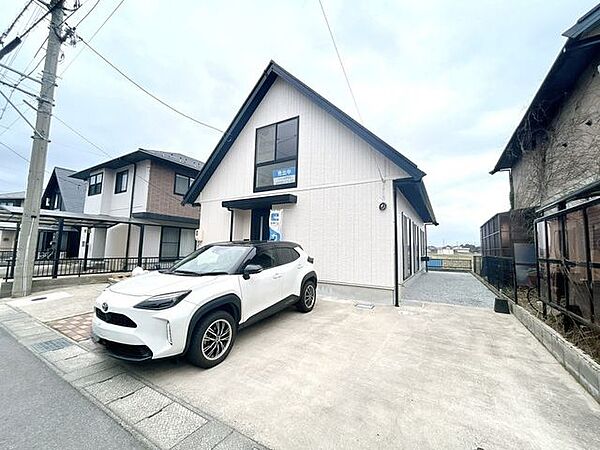【リフォーム済】駐車場です。コンクリート部分は高圧洗浄、芝生部分は除草を行いました。