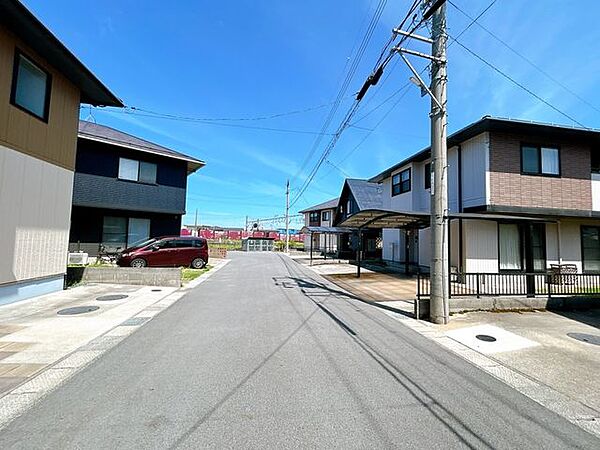 まるごう　みのかや店 前面道路です。ミサワホームさんの分譲地で閑静な住宅街になっています。 1000m