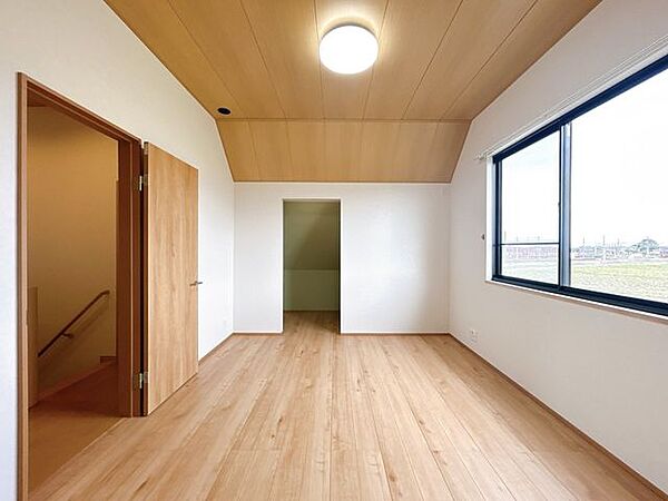 【リフォーム済】2階東側洋室です。フローリング重ね張り、建具交換、収納建具撤去、クロス張替えを行いました。窓からは豊かな自然を楽しめます。