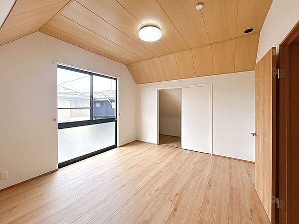 【リフォーム済】2階西側洋室です。フローリング重ね張り、建具交換、クロス張替えを行いました。