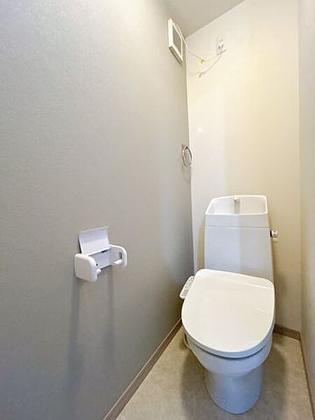 【リフォーム済み】トイレは新品に交換予定です。床はクッションフロア、天井・壁はクロス仕上げです。