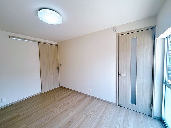 【リフォーム済み】1階洋室の別角度の様子です。