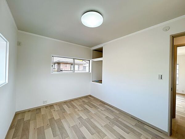 【リフォーム済み】2階洋室です。床はクッションフロア、天井・壁はクロスで仕上げました。