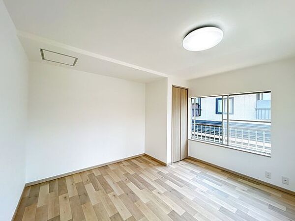 【リフォーム済み】2階和室です。床をクッションフロア仕上げにして洋室にリフォームいたしました。