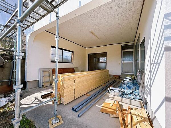【リフォーム中・4/20撮影】車庫の様子です。お車やバイク、自転車など収納できます。