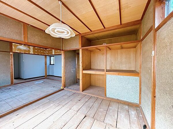 【リフォーム中・4/20撮影】2階和室の様子です。床はクッションフロア仕上げとなる予定です。壁の柱などは残りますので、和洋室となります。