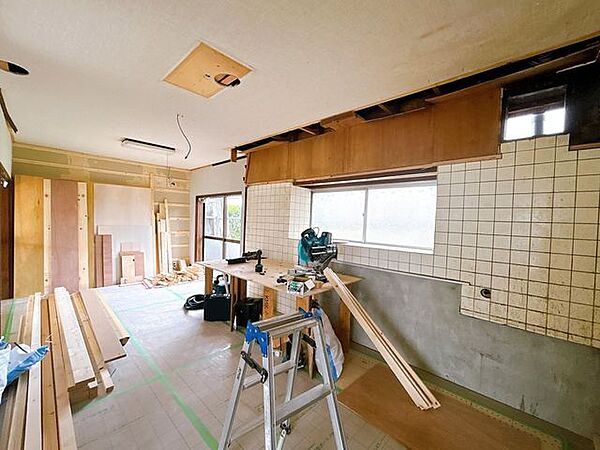 【リフォーム中・4/20撮影】1階洋室へとリフォーム予定のお部屋です。フローリング重ね張り、天井壁はクロス仕上げ予定です。
