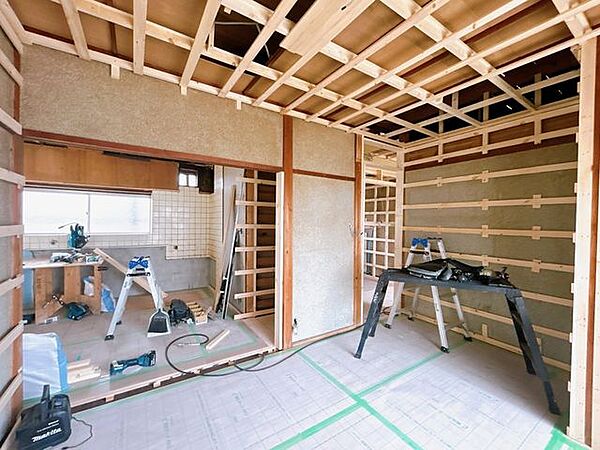 【リフォーム中・4/20撮影】1階和室の様子です。床はフローリング仕上げとなる予定です。壁の柱などは残りますので、和洋室となります。