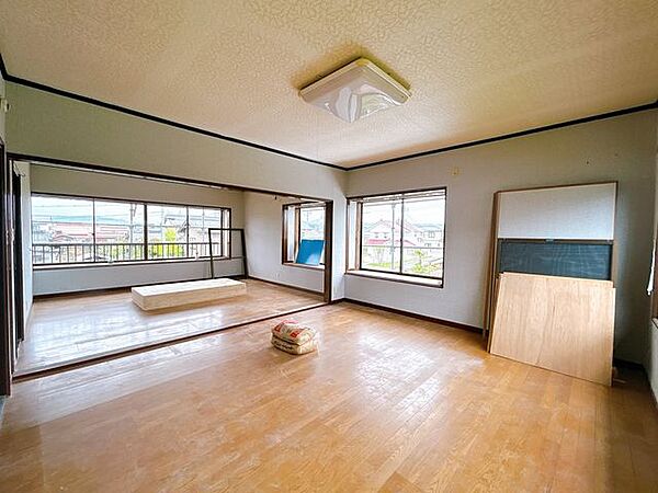 【リフォーム中・4/20撮影】2階洋室の様子です。床はクッションフロア、天井壁はクロス仕上げの予定です。