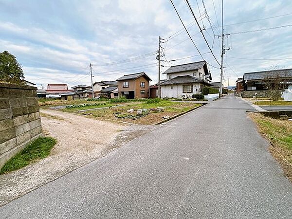【前面道路】前面道路の様子です。