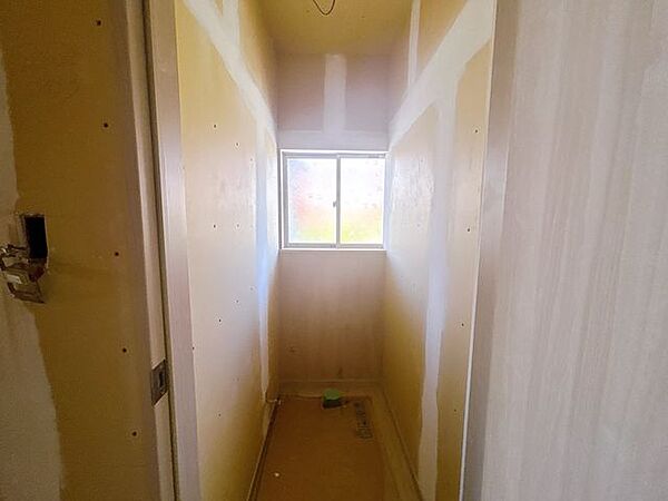 【リフォーム販売・9/7撮影】1階トイレの様子です。トイレは新品のものに交換予定です。床はクッションフロア仕上げ、壁と天井はクロス仕上げを行います。