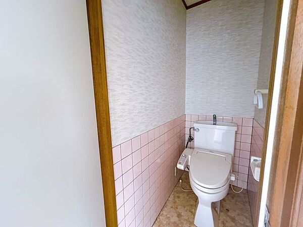 【リフォーム販売・9/7撮影】別棟の2階トイレの様子です。トイレは新品交換予定です。