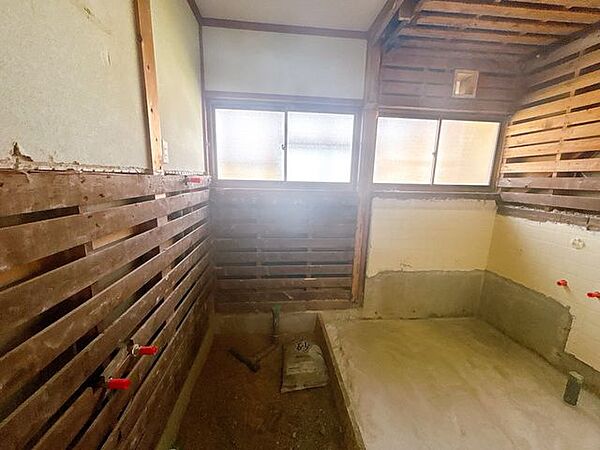 【リフォーム中・8/3撮影】洗面所です。洗面台は廊下に新設し、脱衣所に変更します。
