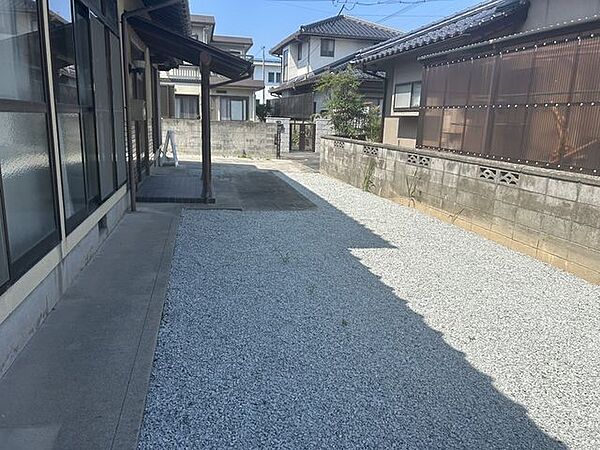 【リフォーム中・8/3撮影】庭です。整地して駐車場になります。