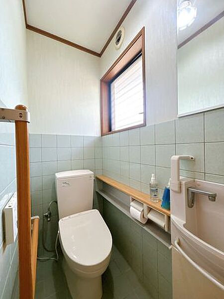 【1階トイレ現況写真】クリーニングをしてお引渡しいたします。