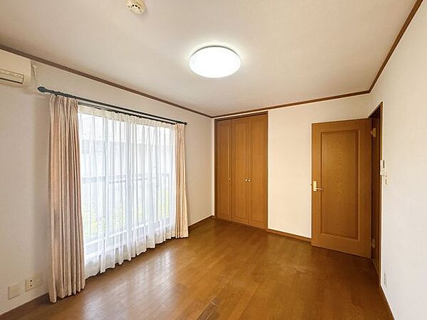 【2階6帖洋室現況写真】ベランダ付きのお部屋になります。お子様のお部屋にいかがですか。クリーニングをしてお引渡しいたします。