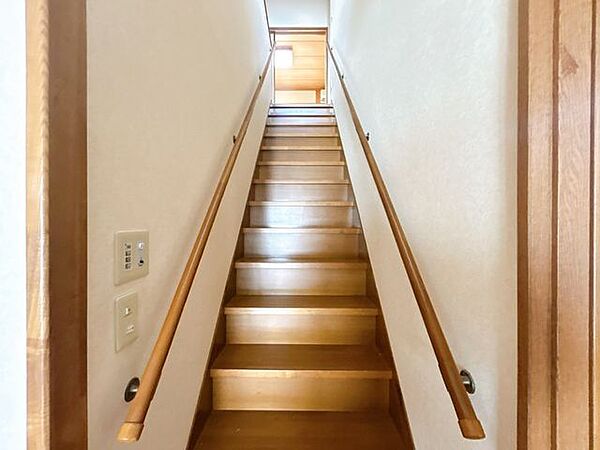 【階段現況写真】両サイドに手摺りがあるのが嬉しいですね。