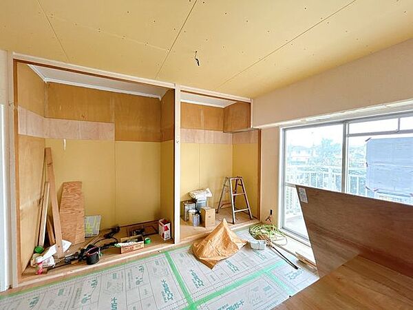 【リフォーム中写真8/22撮影】リビング収納です。建具交換を行います。