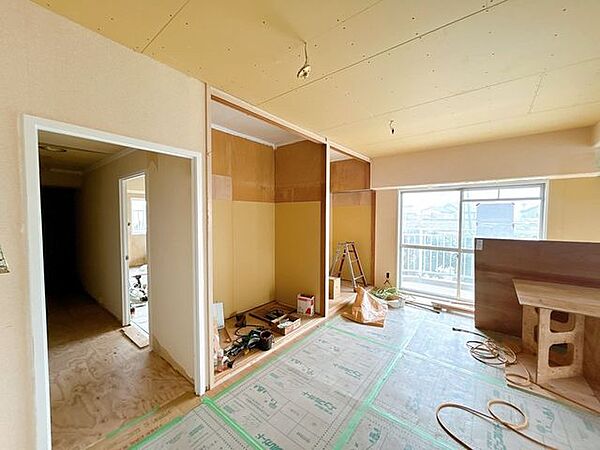【リフォーム中写真8/22撮影】リビング。フローリング重ね張り、クロス張替えを行います。