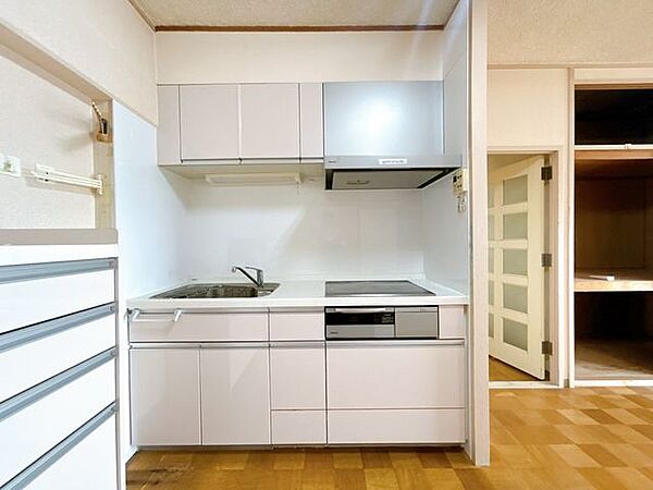 【リフォーム中写真8/22撮影】キッチン。クリーニングを行います。