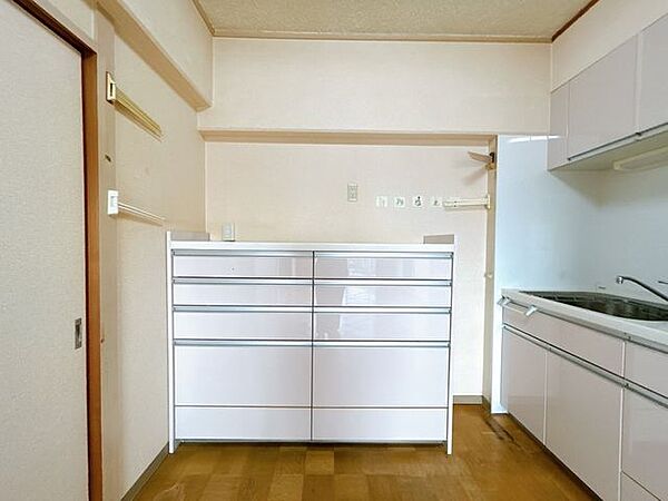 【リフォーム中写真8/22撮影】キッチン収納。キッチン背面に移動します。