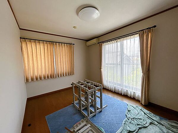 【2階6帖洋室現況写真】クリーニングをしてお引渡しいたします。