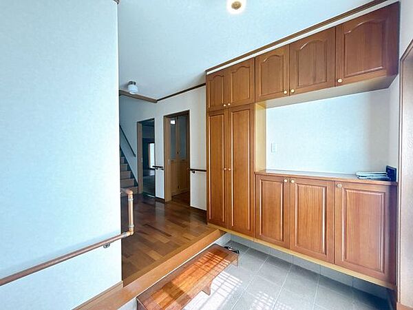 【玄関ホール現況写真】ゆったりとした玄関ホールです。クリーニングをしてお引渡しいたします。