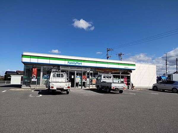 徒歩11分。ファミリーマート安来西赤江店様まで約800m。 830m