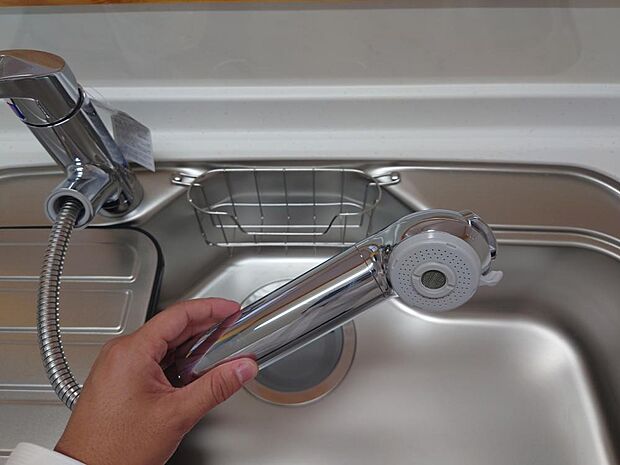 【同仕様写真・キッチン水栓】キッチンは浄水器付きの水栓です。水道水に抵抗がある方も安心です。