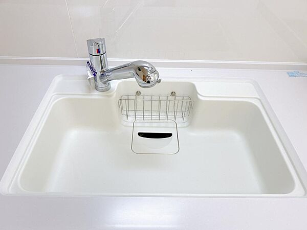 【リフォーム済】シンクは大きなフライパンも洗いやすいサイズです。つなぎ目なしで、お掃除もラクラクです。