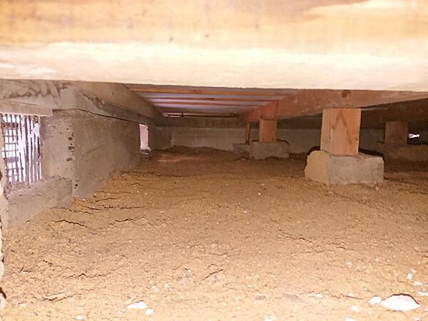 中古住宅の3大リスクである、雨漏り、主要構造部分の欠陥や腐食、給排水管の漏水や故障を2年間保証します。その前提で床下まで確認の上でリフォームし、シロアリの被害調査と防除工事もおこないます。