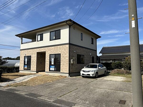 価格には消費税、リフォーム費用を含みます。リフォーム中でもご案内可能。内覧希望の方はお電話ください。