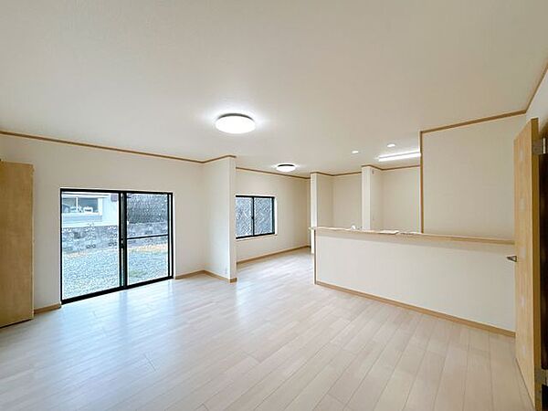 【リフォーム済】LDKは約17帖に拡張しました。天井・壁はクロス仕上、床はフローリング仕上げにしました。明るい印象のお部屋に生まれ変わりました。