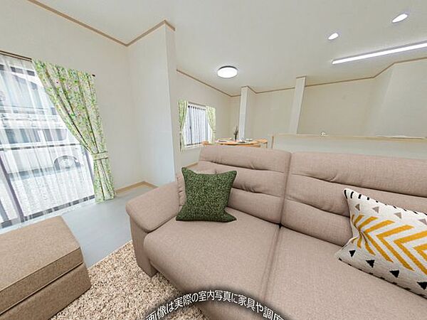 【リフォーム済】CG合成で家具を配置したイメージです。LDKは約17帖に拡張しました。対面キッチンを設置しました。
